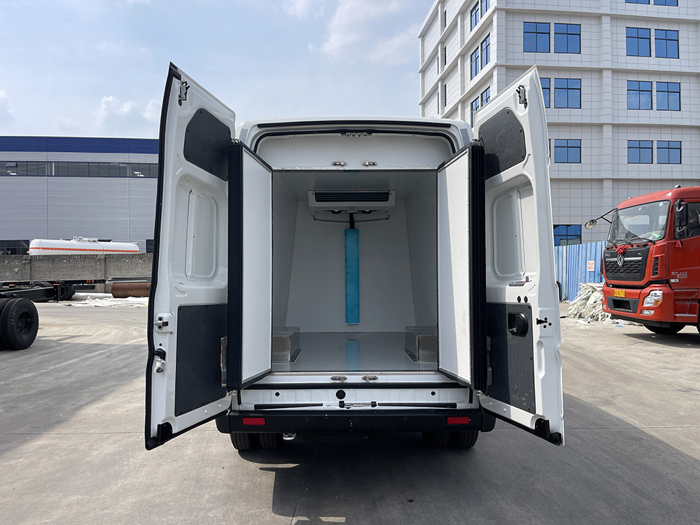 （厢长2.9M）东风御风V9面包冷藏车