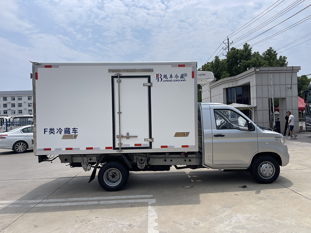（厢长3.3M）五菱荣光新卡后双轮冷藏车