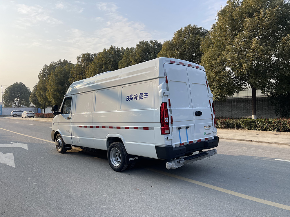 （厢长3.3M）依维柯长轴面包冷藏车