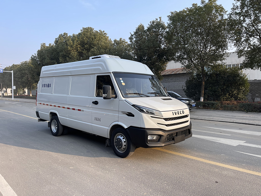 （厢长3.3M）依维柯长轴面包冷藏车