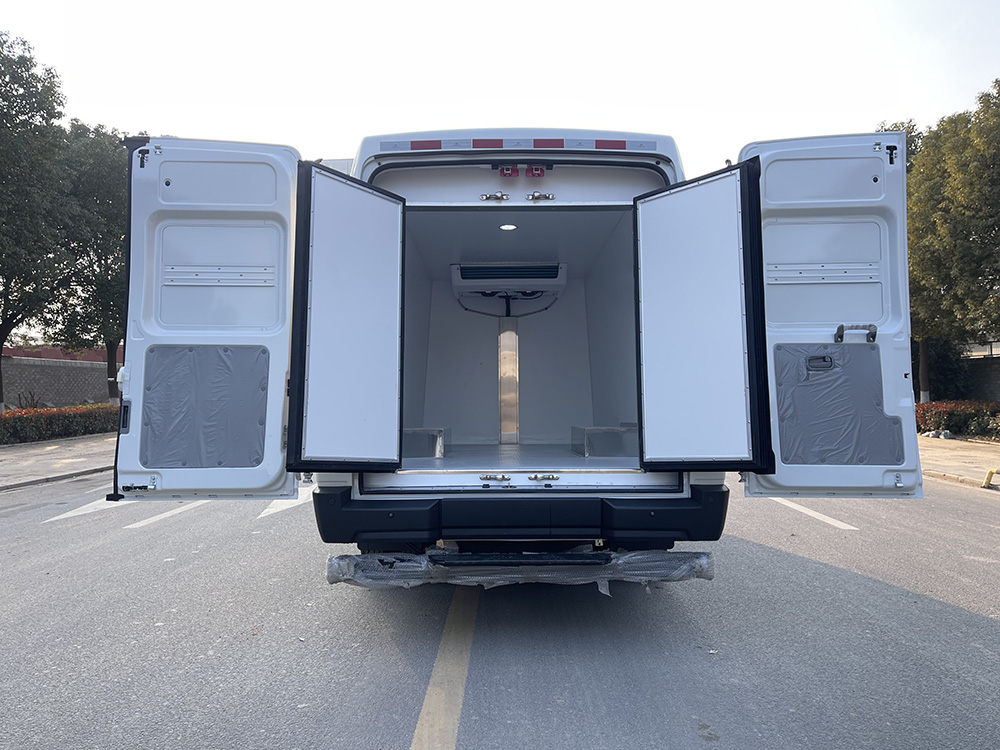 （厢长3.3M）依维柯长轴面包冷藏车