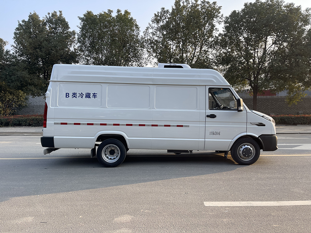 （厢长3.3M）依维柯长轴面包冷藏车