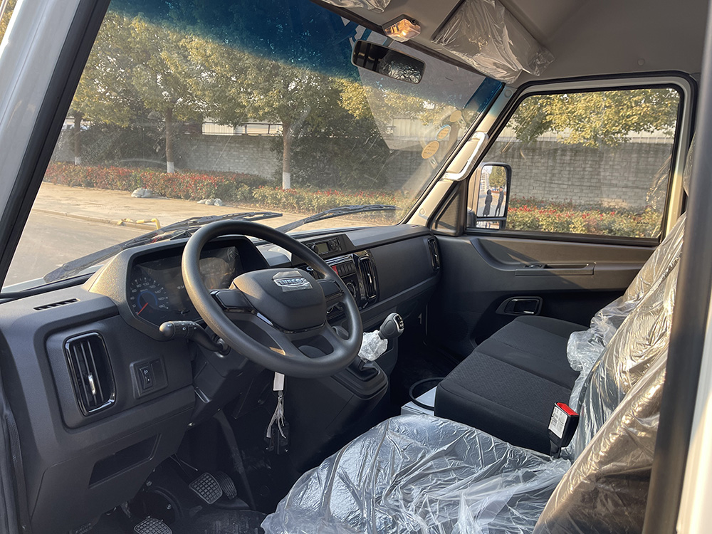 （厢长3.3M）依维柯长轴面包冷藏车