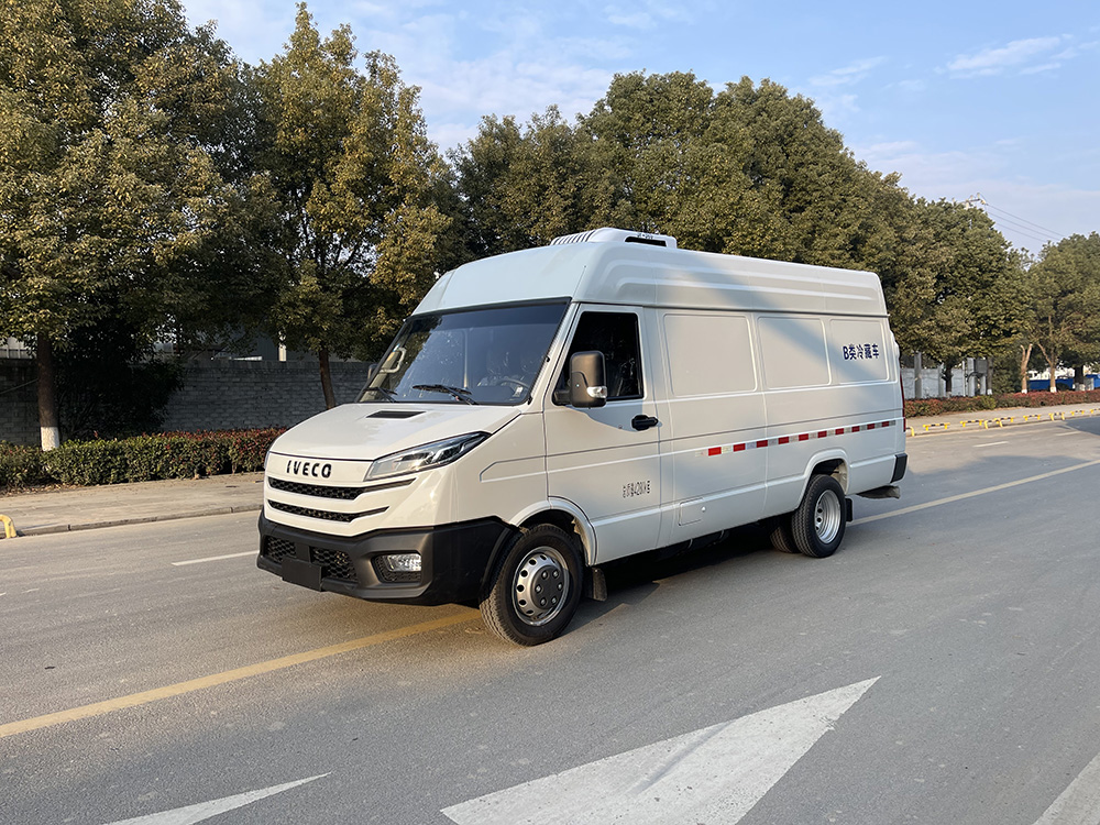 （厢长3.3M）依维柯长轴面包冷藏车