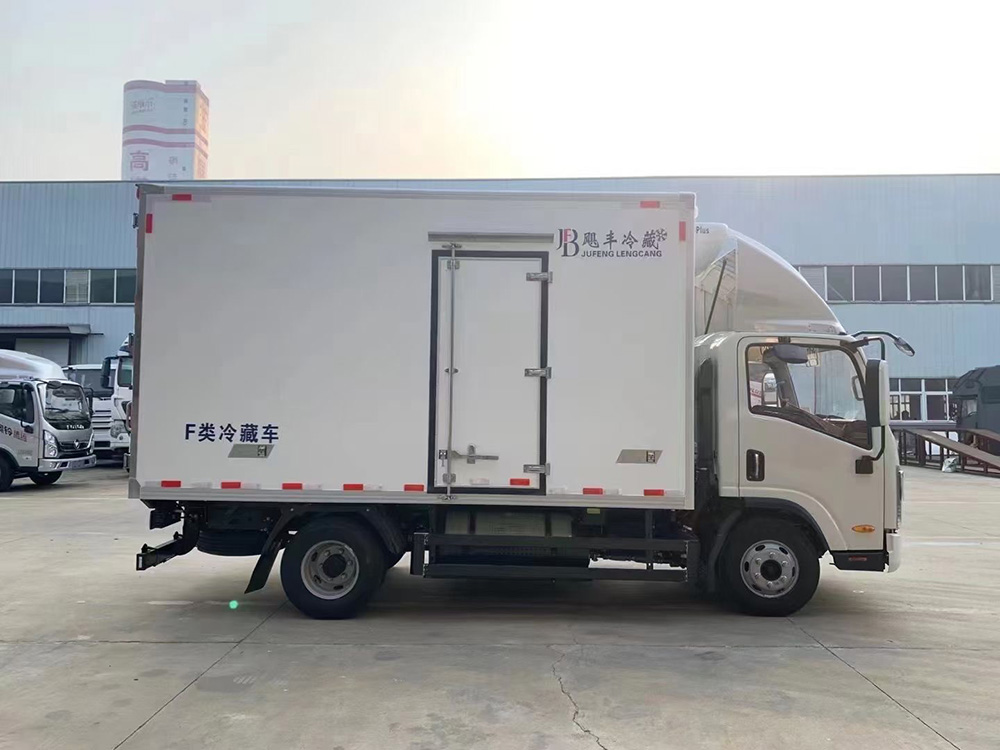 （厢长4.1M）江淮威铃M6天然气冷藏车