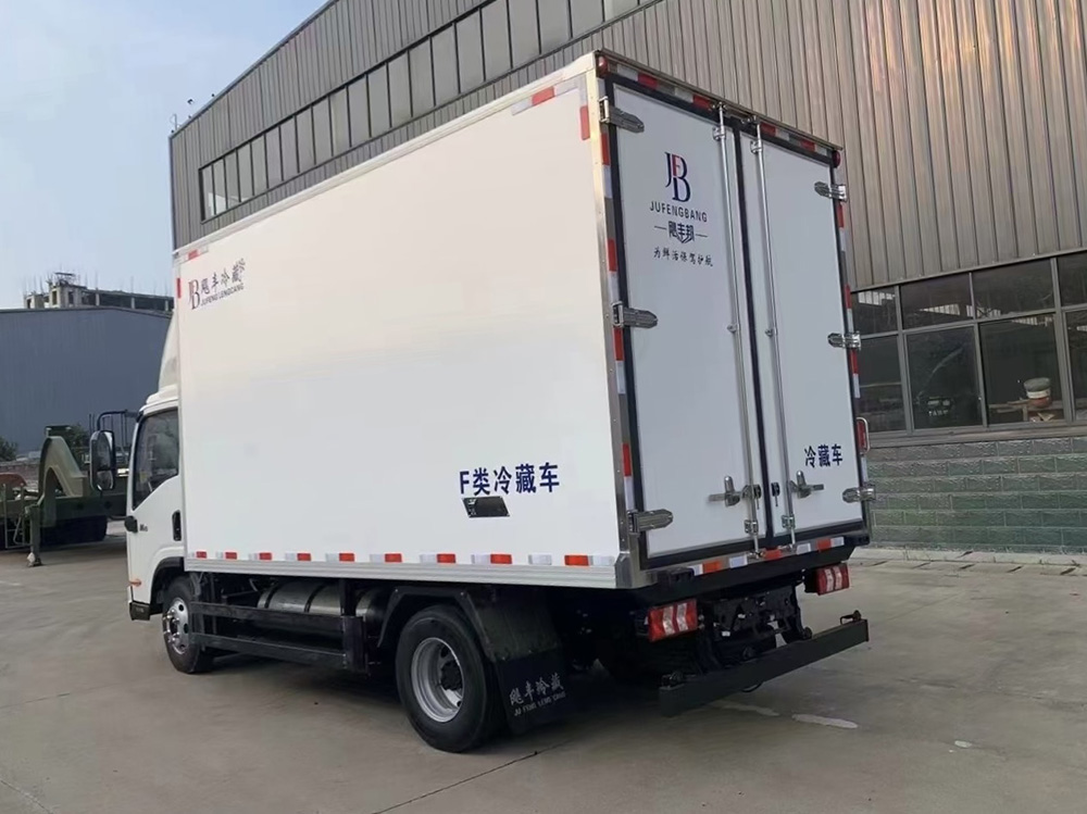 （厢长4.1M）江淮威铃M6天然气冷藏车
