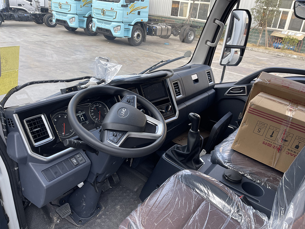 （厢长4.1M）江淮威铃M6天然气冷藏车