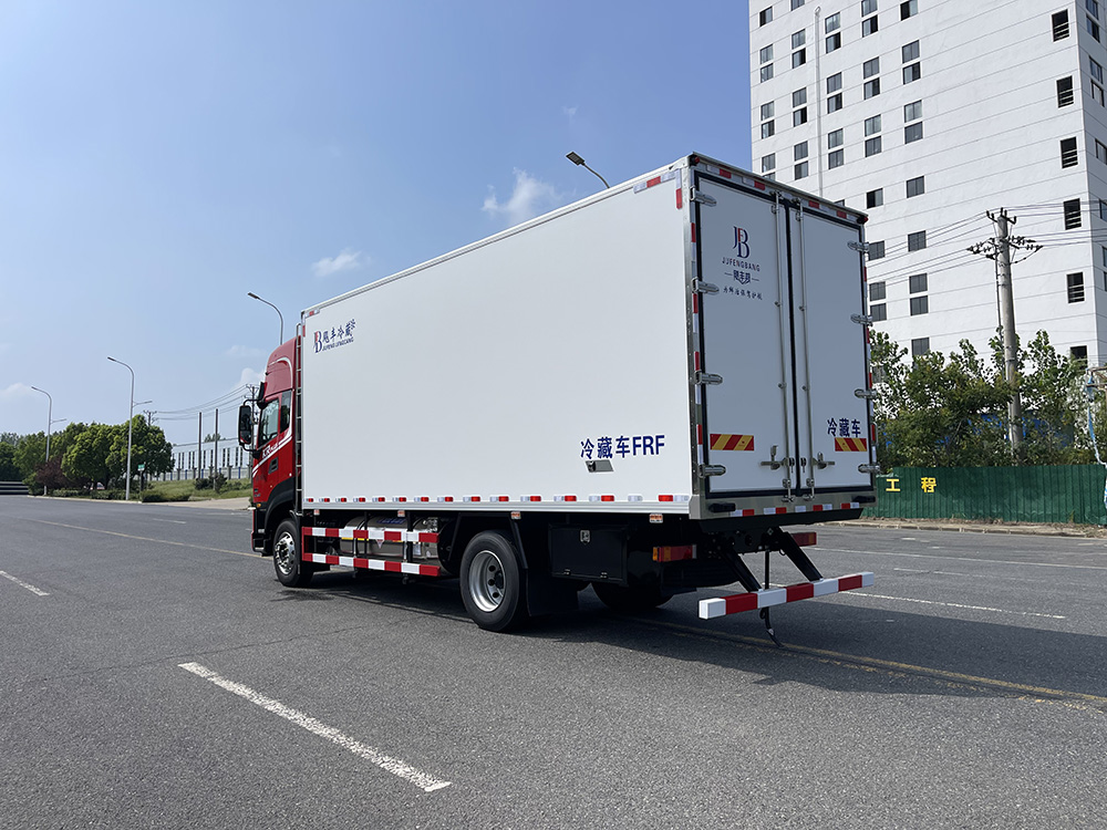 （厢长6.8M）东风天锦plus天然气冷藏车