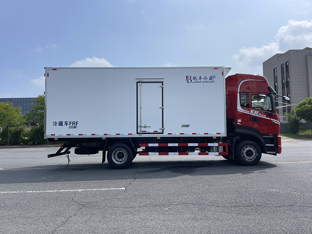 （厢长6.8M）东风天锦plus天然气冷藏车