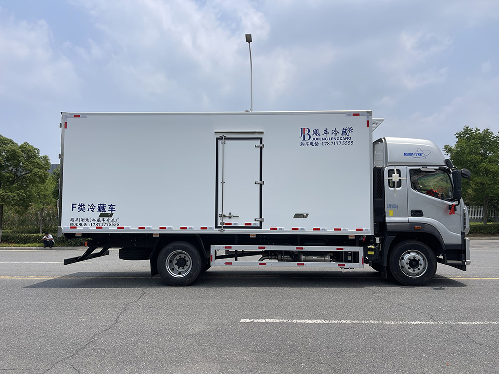 （厢长6.8M）福田欧曼行星冷藏车