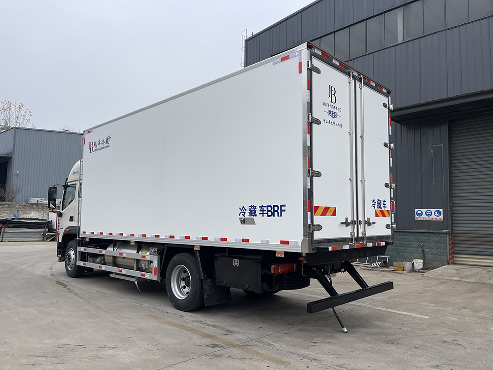 （厢长6.8M）福田欧曼行星天然气冷藏车