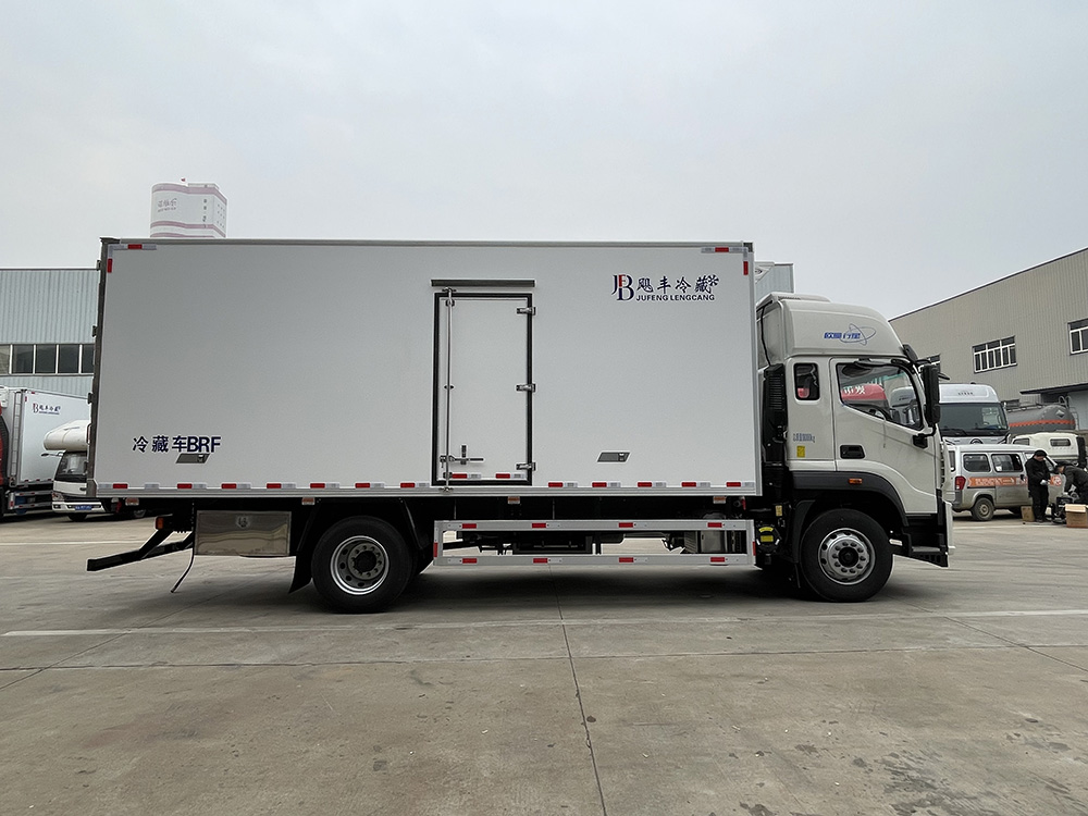 （厢长6.8M）福田欧曼行星天然气冷藏车