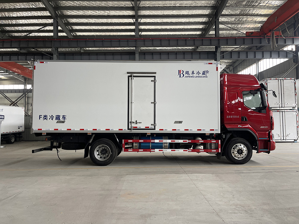 （厢长6.8M）柳汽乘龙天然气冷藏车