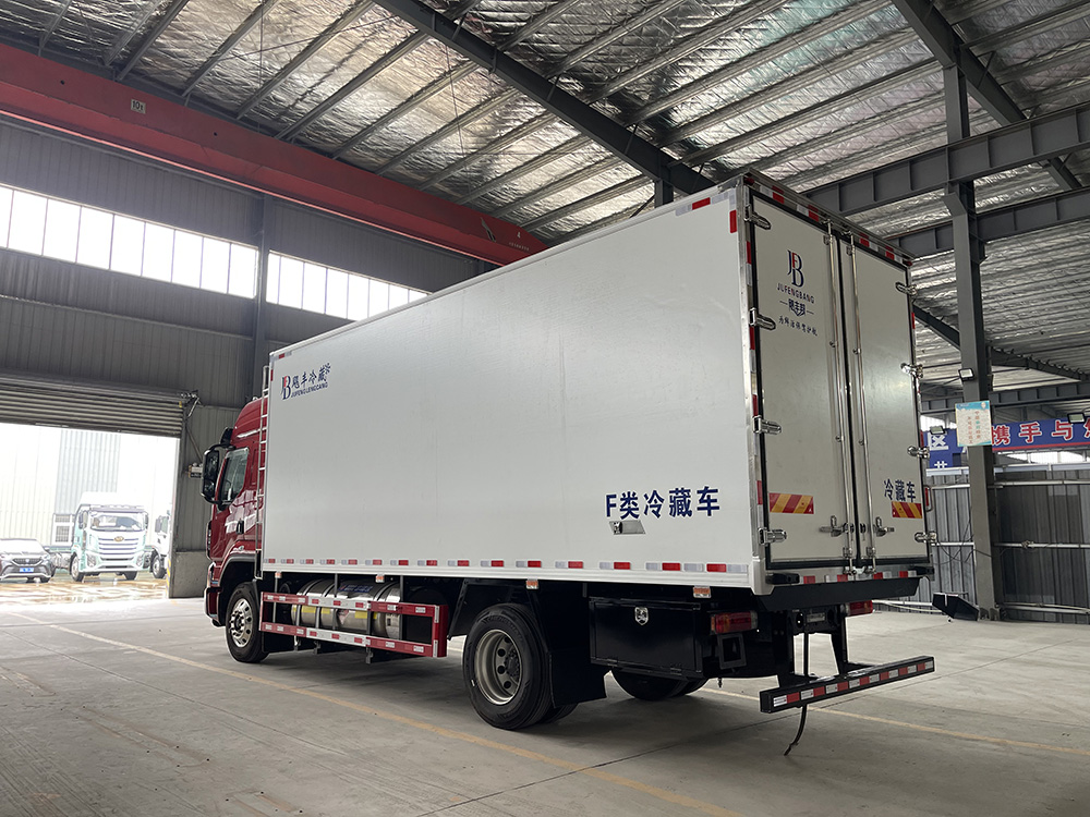 （厢长6.8M）柳汽乘龙天然气冷藏车