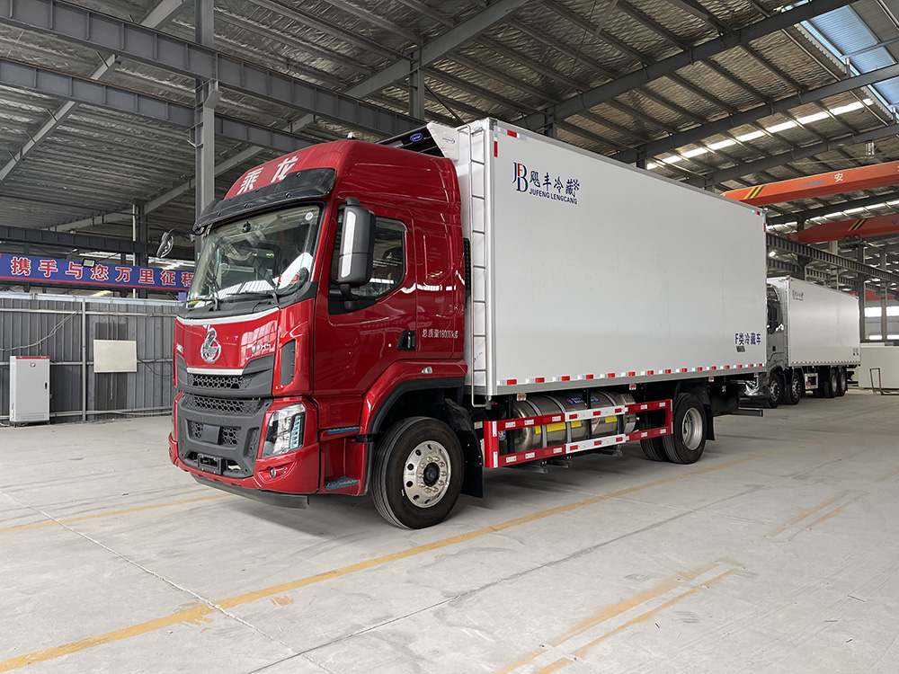 （厢长6.8M）柳汽乘龙天然气冷藏车