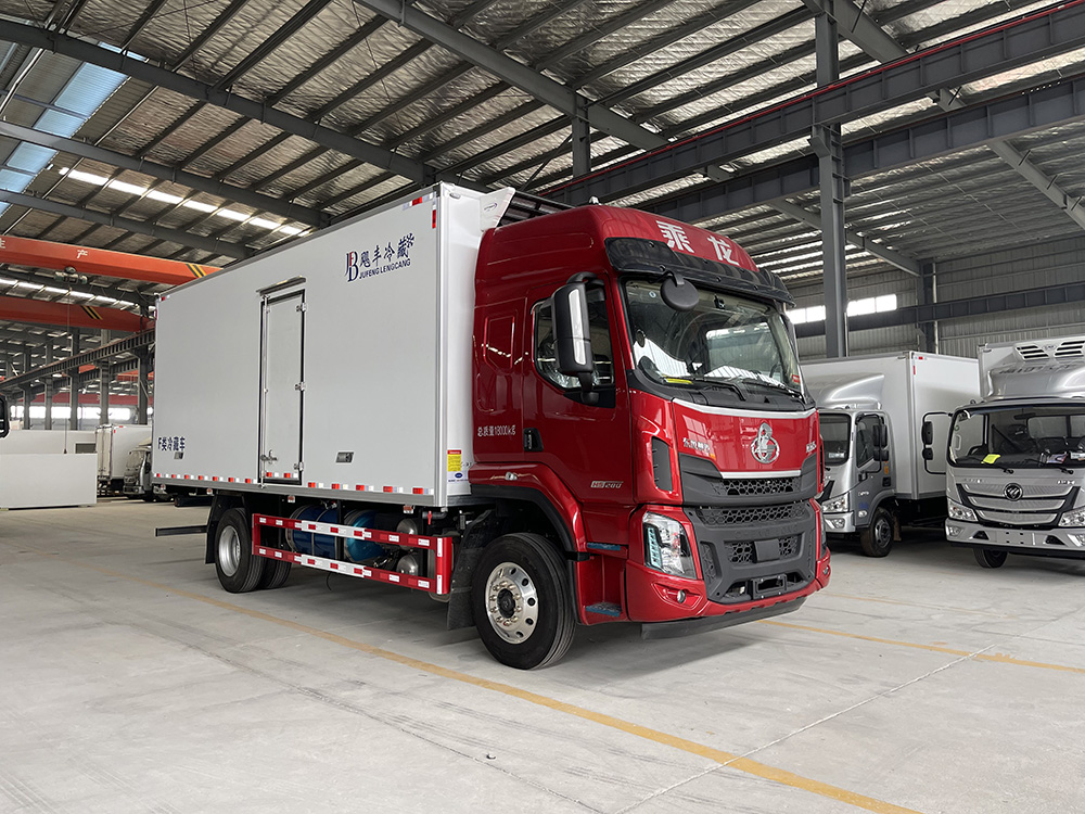 （厢长6.8M）柳汽乘龙天然气冷藏车