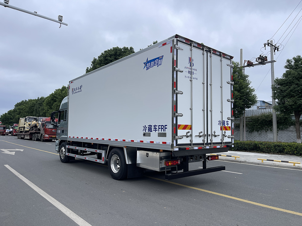 （厢长6.8M）重汽汕德卡G5S冷藏车