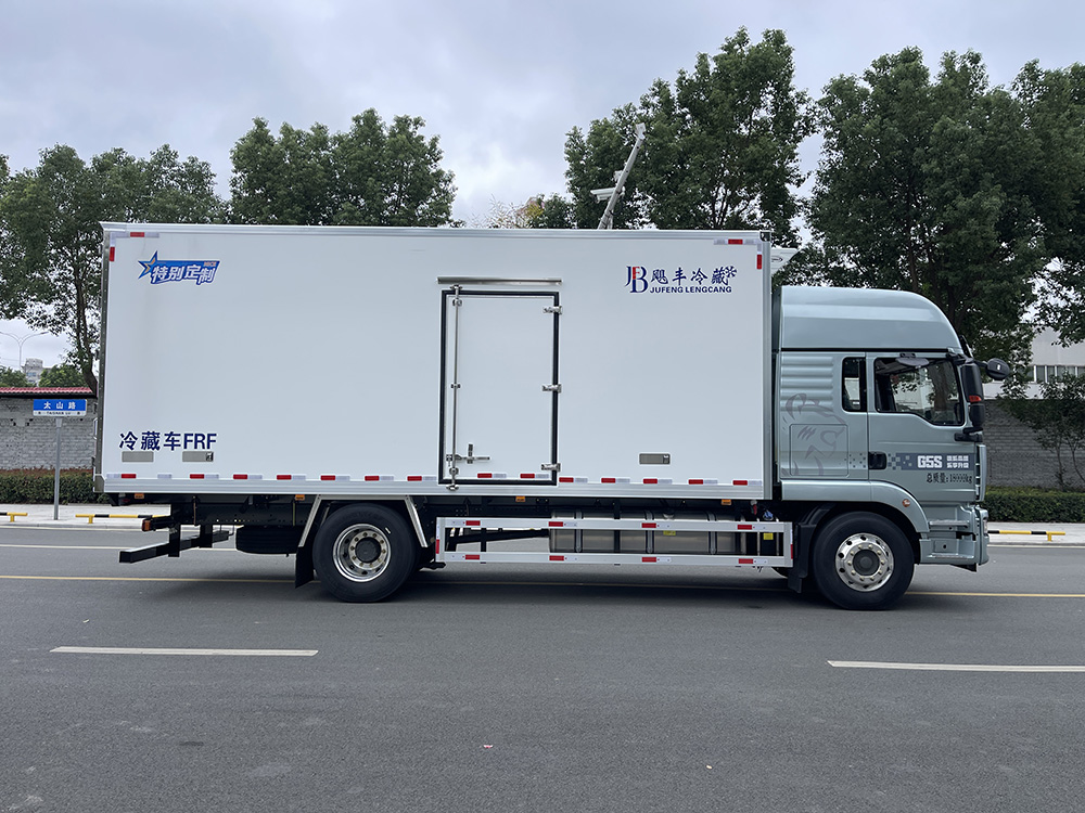 （厢长6.8M）重汽汕德卡G5S冷藏车