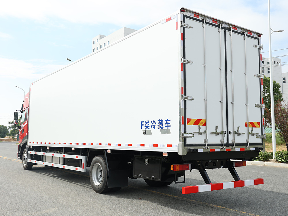 （厢长7.9M）东风天锦PLUS高顶双卧冷藏车