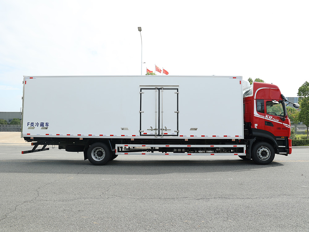 （厢长7.9M）东风天锦PLUS高顶双卧冷藏车
