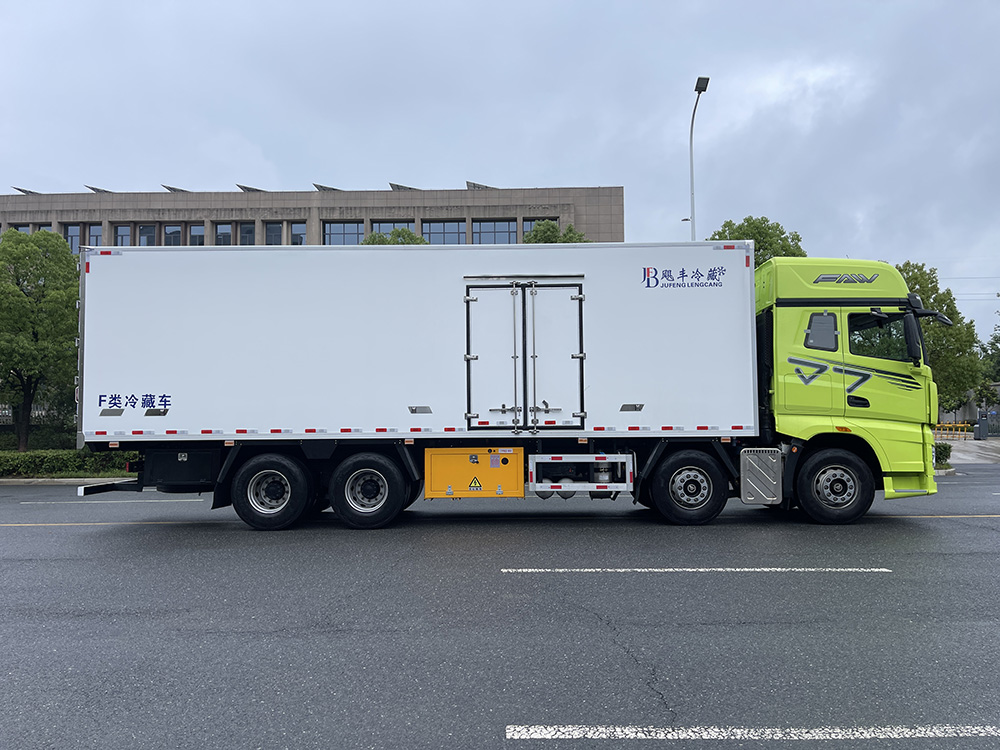 （厢长9.5M）解放J7冷藏车
