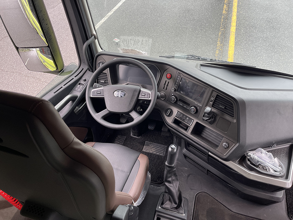 （厢长9.5M）解放J7冷藏车