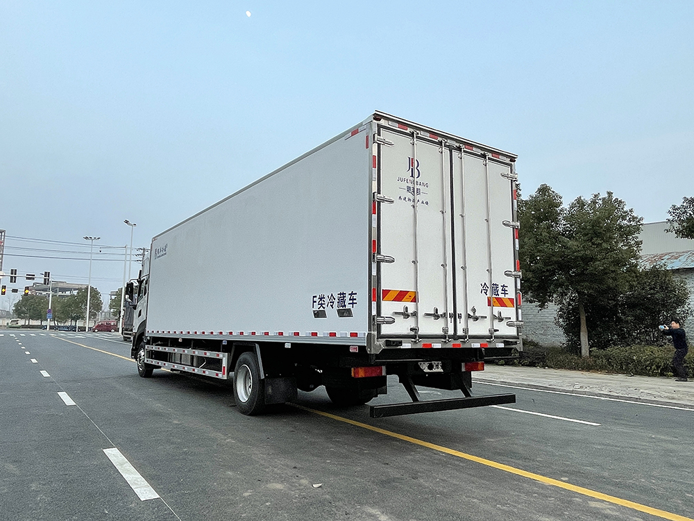 （厢长9.6M）单桥东风天锦plus冷藏车