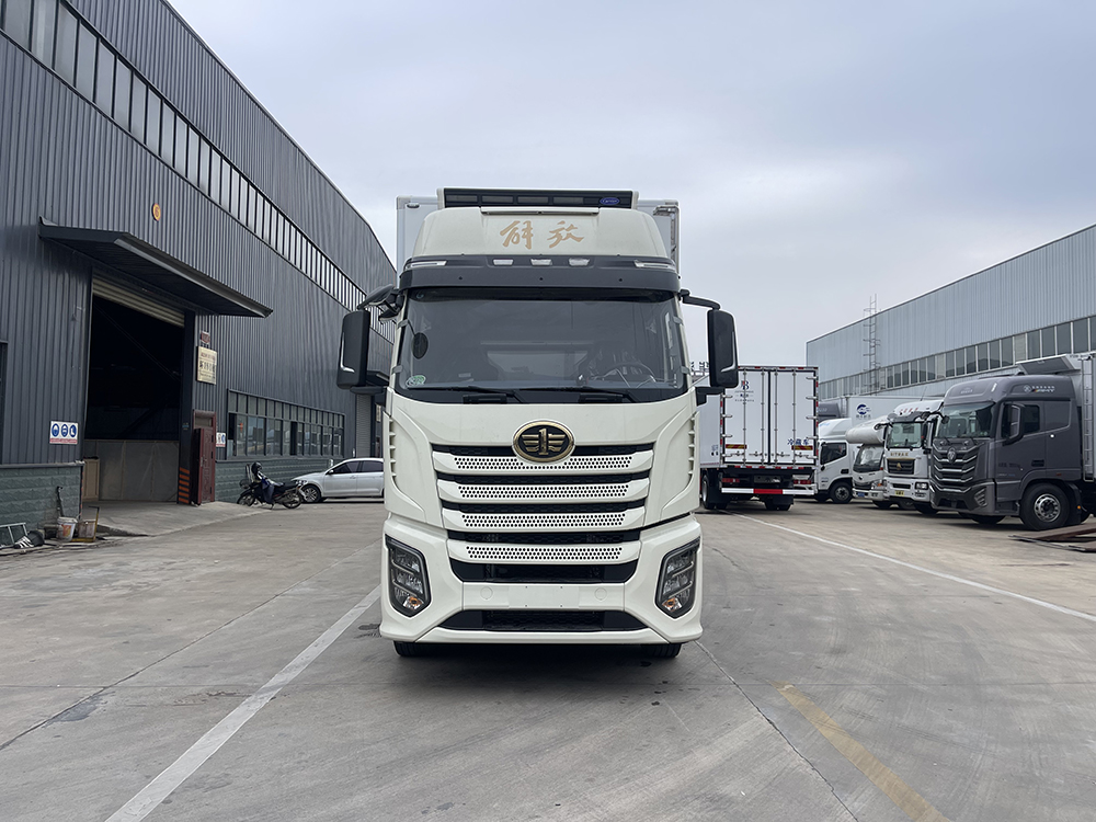 （厢长9.6M）单桥解放J6G冷藏车