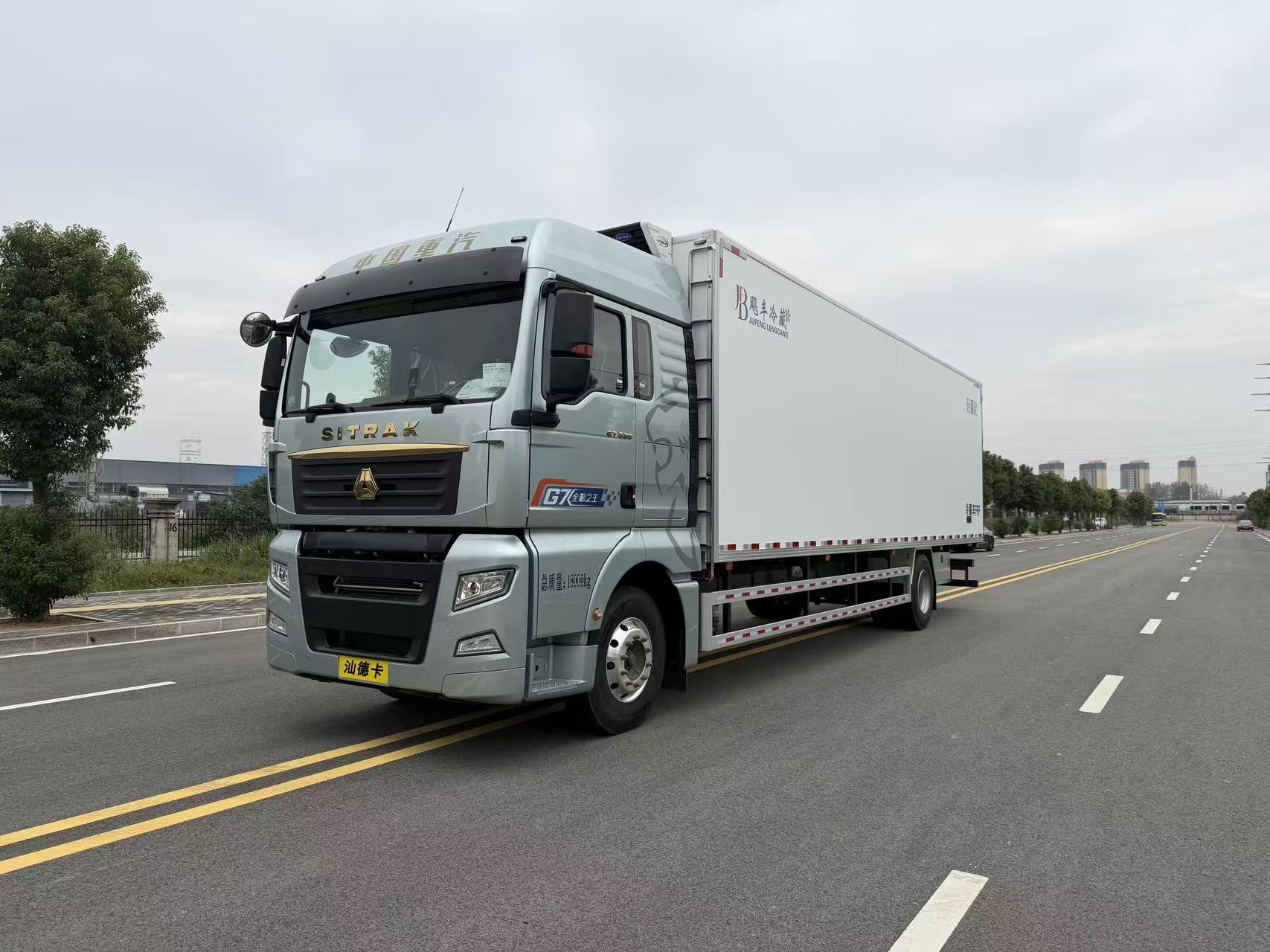 9米6重汽汕德卡G7轻量化冷藏车