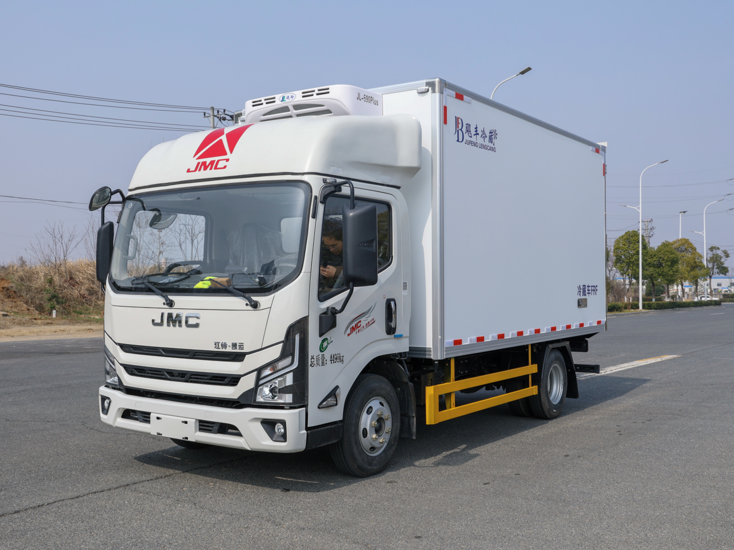 江铃新凯运4米2蓝牌冷藏车全面解析：动力强、保温好、现车可提，是冷链运输的优选车型