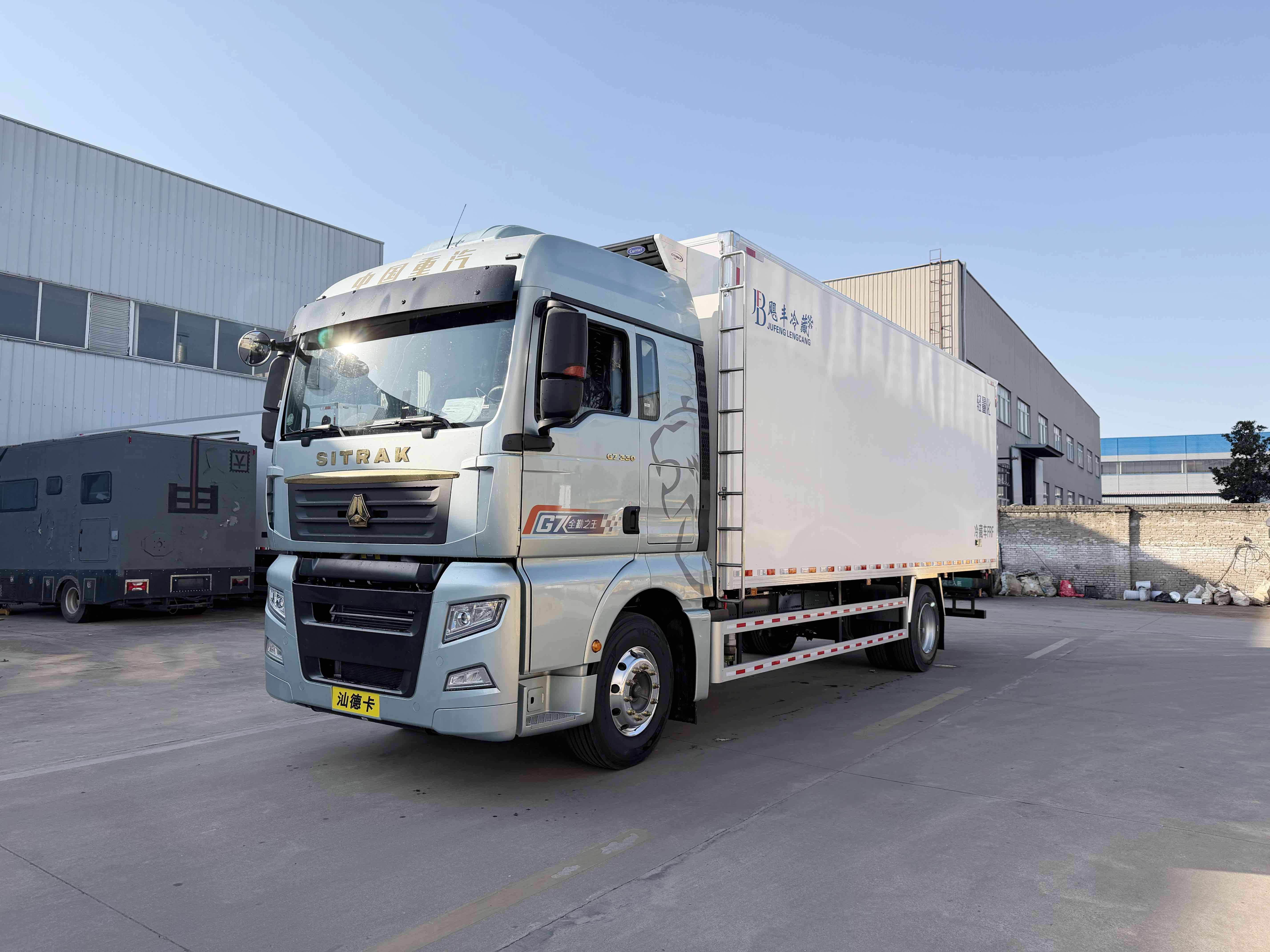 重汽汕德卡G7 7米8自动挡冷藏车：极限自重7.7吨，合规装载10吨，绿通致富神器！