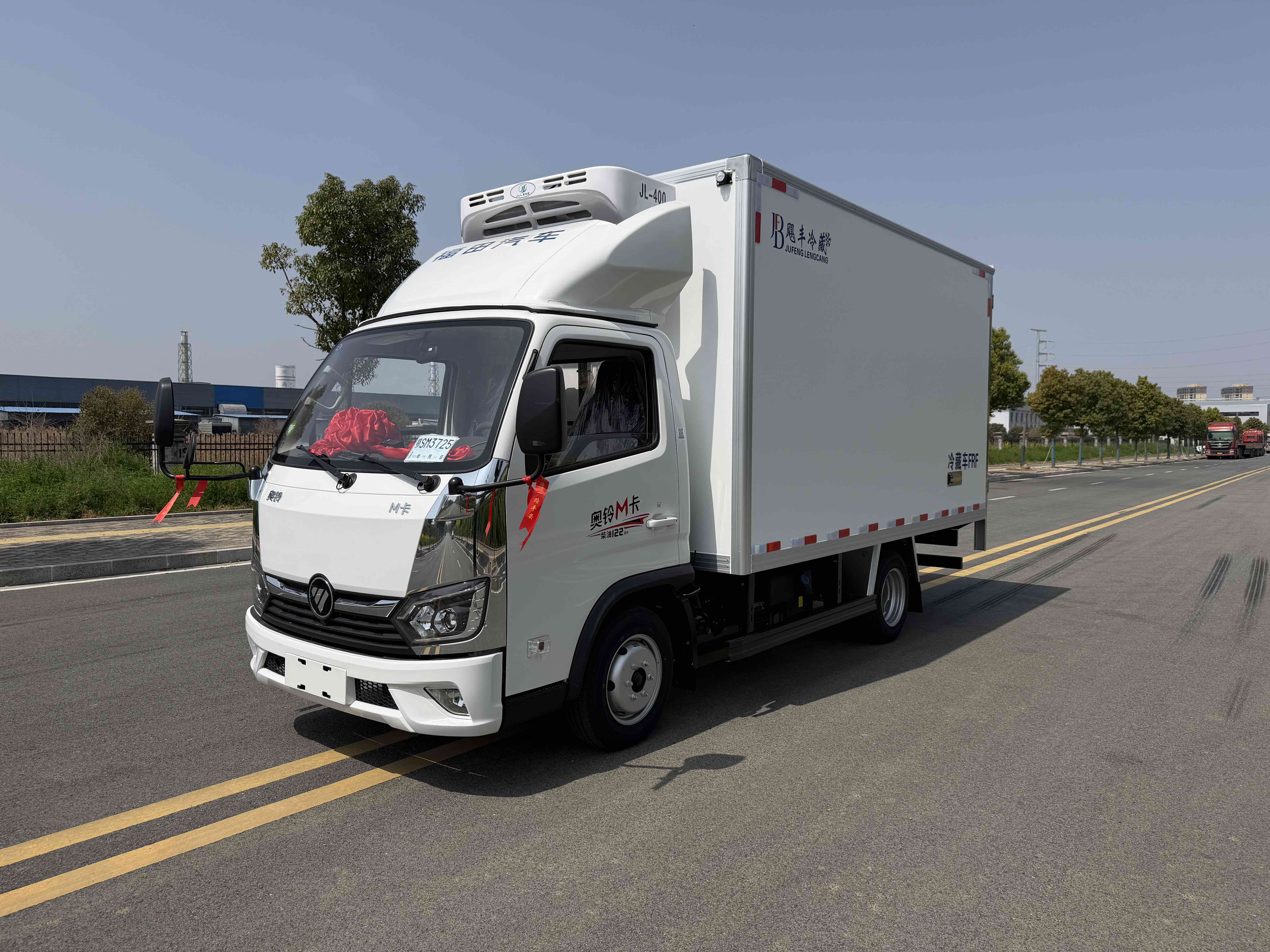 鲜肉配送的诗意穿梭：奥铃M卡3.7米肉钩冷藏车，开启高效城配新篇章